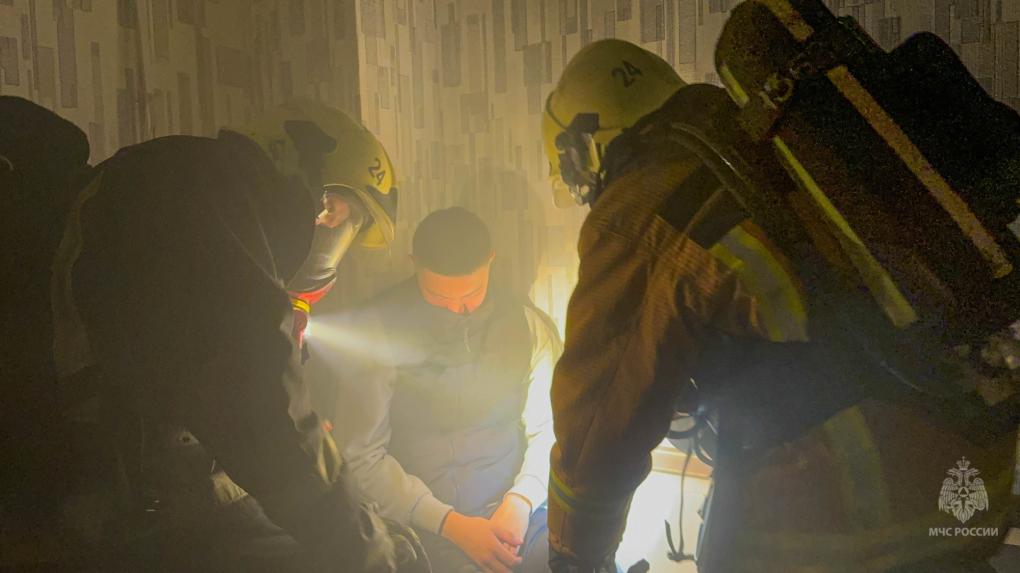 Омские огнеборцы ликвидировали «пожар» на третьем этаже «Континента»