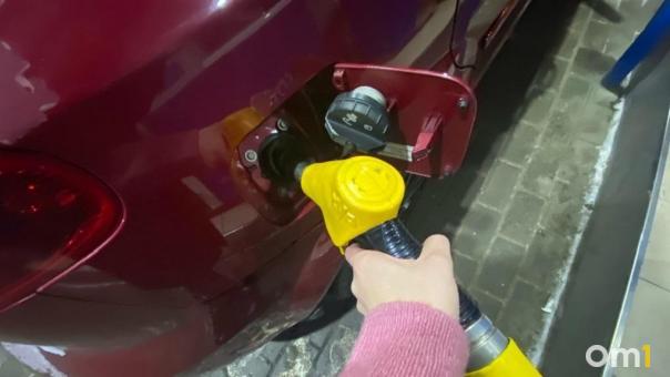 Жители Новосибирска могут купить более тысячи литров бензина на среднюю зарплату