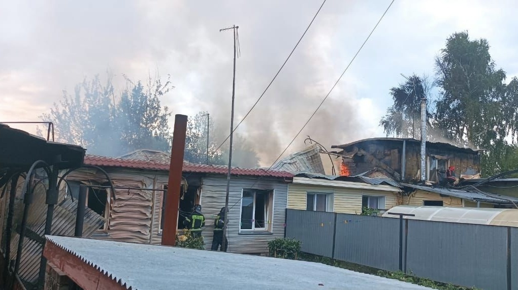 Помещение быстро охватило огнём: новосибирец застрял в горящем доме. ФОТО