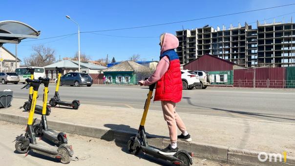 В Омске сбили подростка на электросамокате