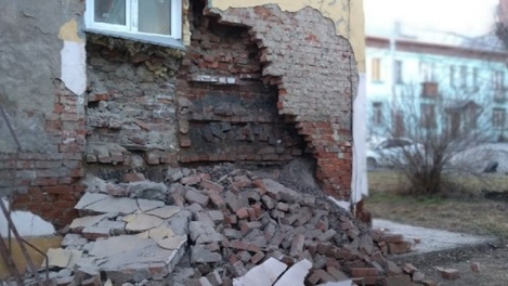 Кирпичи вылетели из фасада: стена дома рухнула в Новосибирске