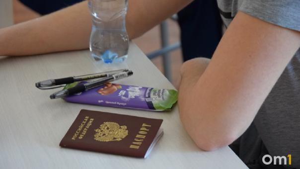 Омские студенты получат выплаты от Хоценко за высокие баллы на ЕГЭ