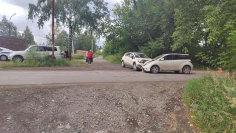 Два ребёнка пострадали в ДТП с участием двух авто в Калининском районе Новосибирска
