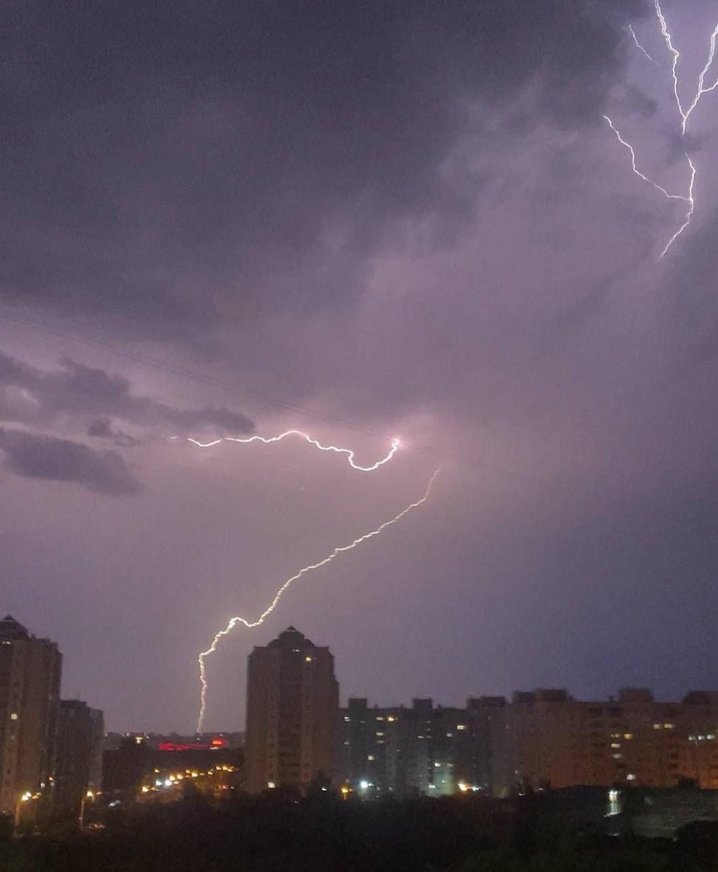 «Молния сверкала каждые 10 секунд!»: фотоподборка ночной грозы