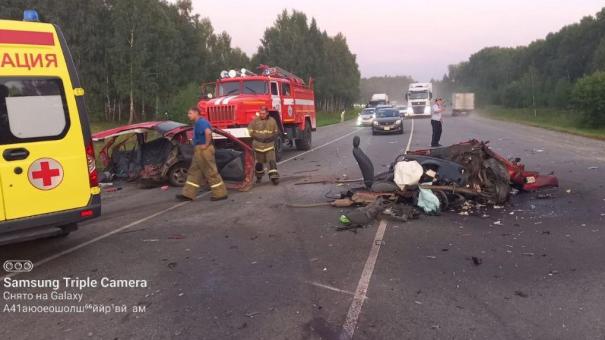 Жёсткое ДТП на трассе под Новосибирском: Toyota разорвало на части после удара