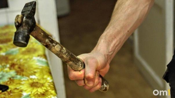Мужчину обвиняют в убийстве матери-пенсионерки молотком под Новосибирском