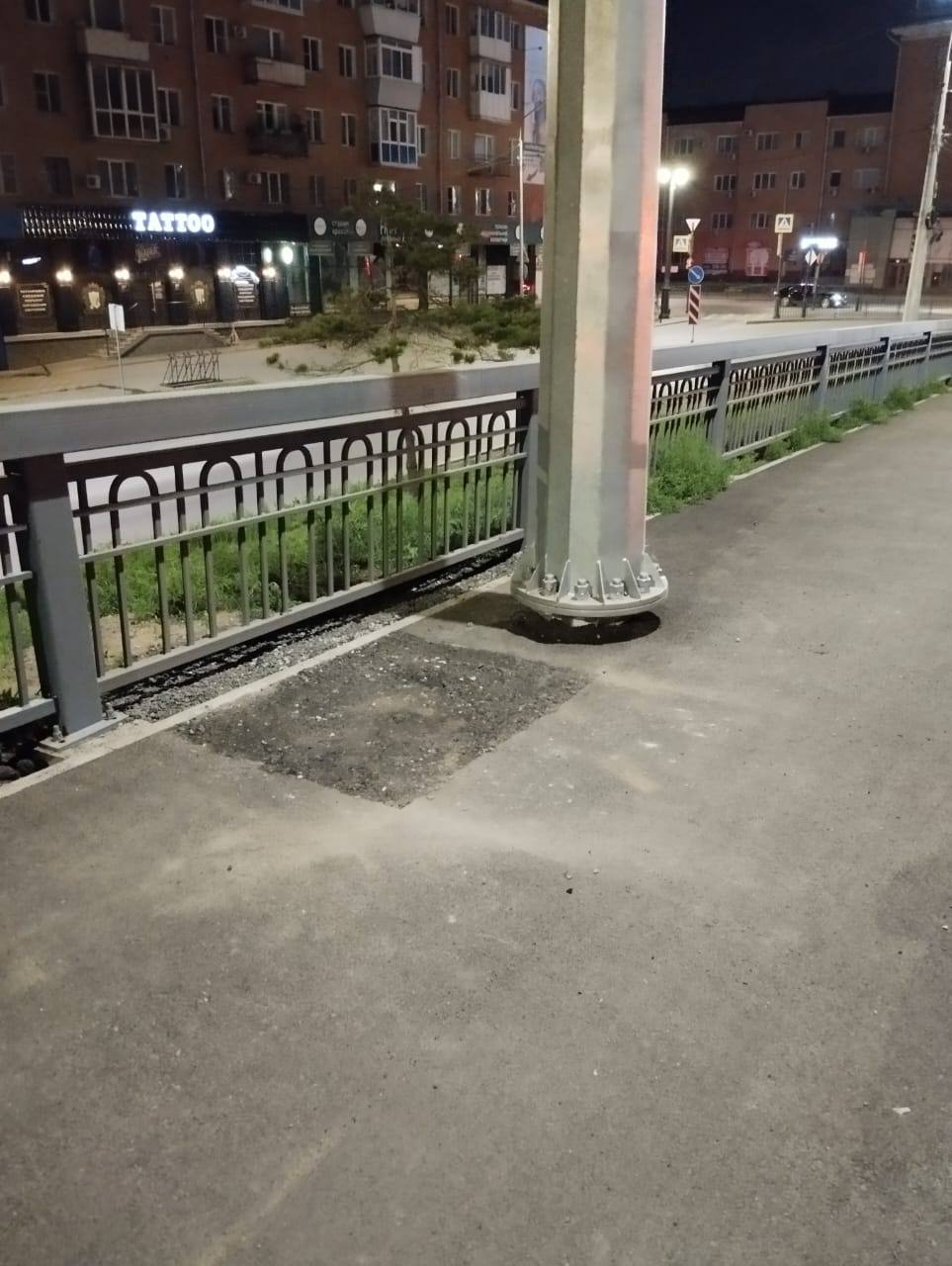 В Омске восстановили тротуар на Ленинградском мосту
