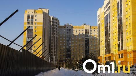 В Омске жильё сдают с опозданием в среднем на 22 месяца