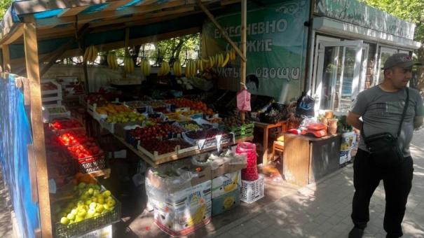 750 килограммов фруктов и овощей изъяли у торговца в Новосибирске — рейд мэрии и полиции