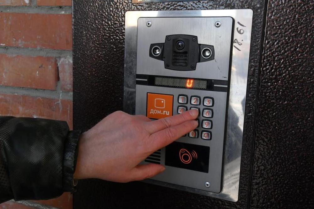 В 852 омских подъездах появятся камеры видеонаблюдения