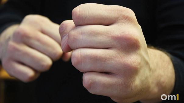 В Омской области пенсионер сломал женщине локтевую кость