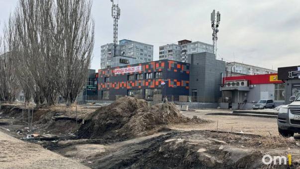 «Тропа препятствий»: в Омске больше года нет нормального перехода у ТЦ «Тополиный»