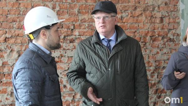 Владимир Корбут вместе с депутатами горсовета объехал стройки омских школ