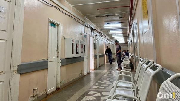 Ставят капельницы в коридоре: омичи возмутились оказанием медпомощи в диспансере на Тварковского