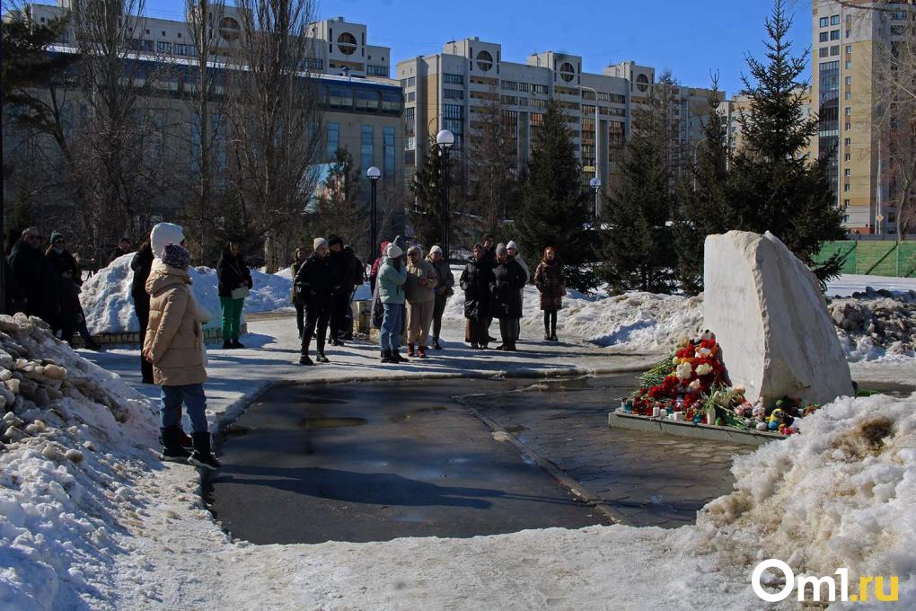 «Такое зло свершилось»: сотни омичей почтили память погибших в «Крокусе»