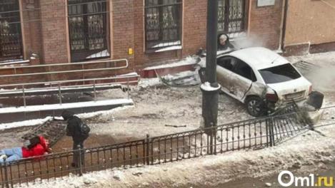 Появилось видео с моментом ДТП на Ленина: иномарка, вылетевшая на тротуар, вдавила бабушку в стену