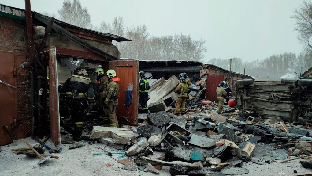 В Новосибирске от сильного взрыва газового баллона пострадали 10 гаражей. ФОТО