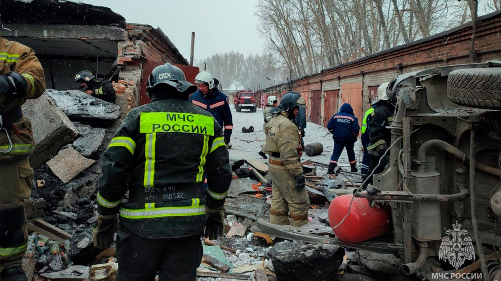 В Новосибирске от сильного взрыва газового баллона пострадали 10 гаражей. ФОТО