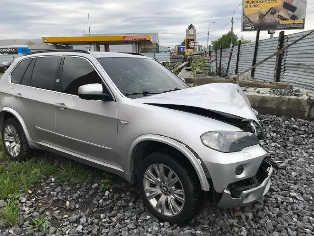 Имущество должников продают в Новосибирске: автомобили без ключей и 50 телефонов