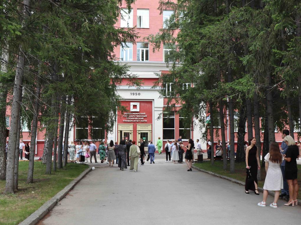 «Россети Новосибирск» поздравили выпускников НГТУ с окончанием вуза