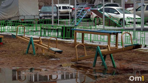 «При дожде — жижа!»: омичи пожаловались на состояние прибордюрной части дорог
