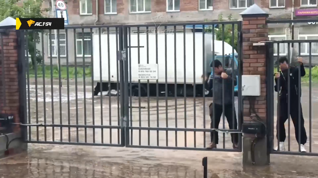 «Затоплены улицы»: Новосибирск не справляется с нашествием ливня