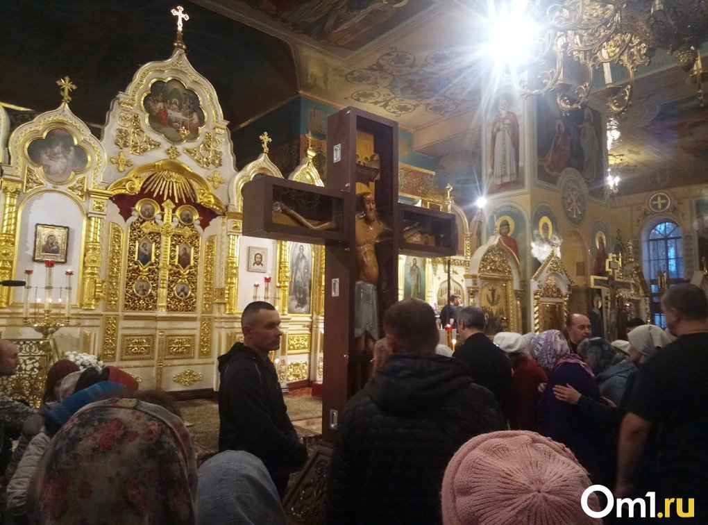 «Сегодня произошло чудо!»: огромная толпа новосибирцев собралась у Вознесенского собора