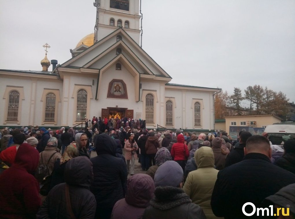 «Сегодня произошло чудо!»: огромная толпа новосибирцев собралась у Вознесенского собора