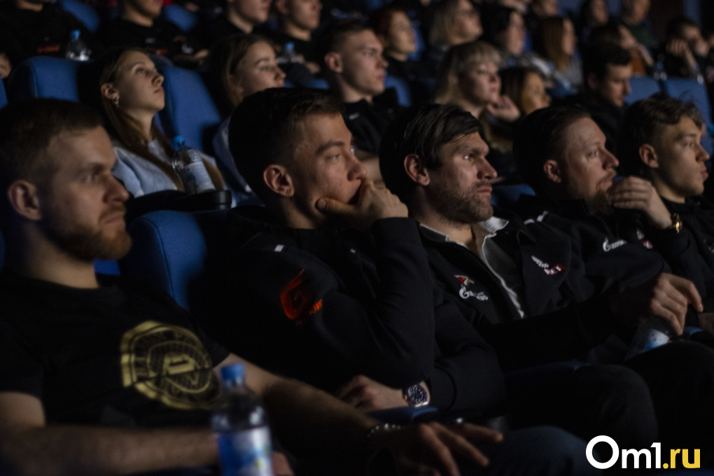 Кино в компании хоккеистов: в Омске прошёл предпоказ документального фильма про омский «Авангард»