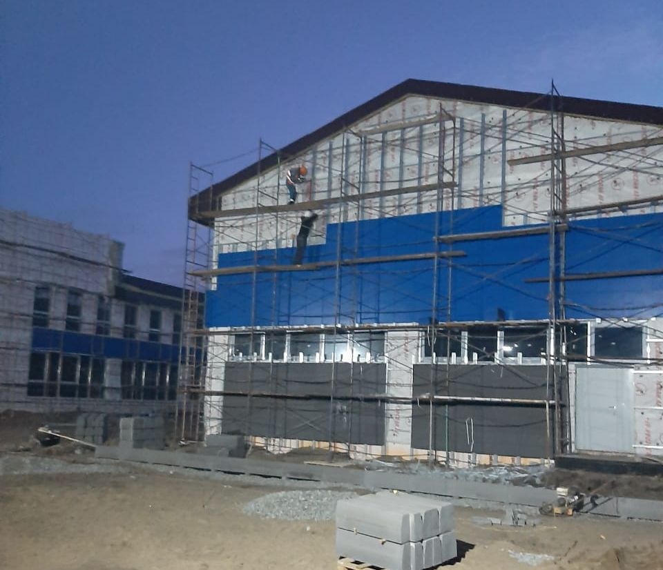 В Омской области круглые сутки подрядчики строят общеобразовательную школу
