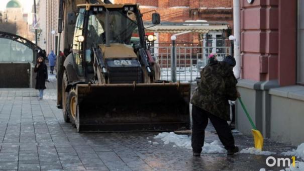 Преображается Новосибирск: город отмывают от зимней грязи километрами