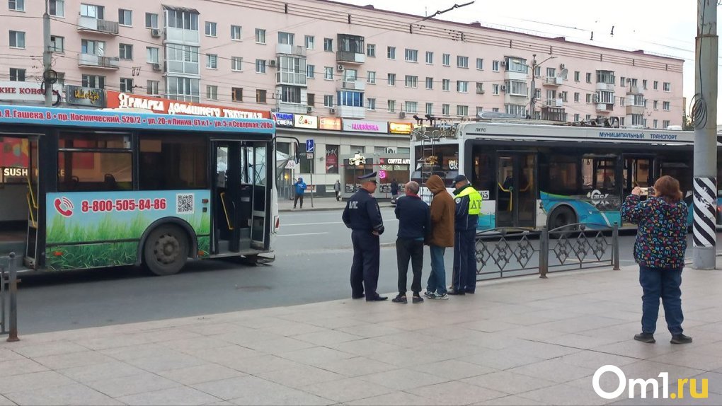 В центре Омска автобус столкнулся с троллейбусом