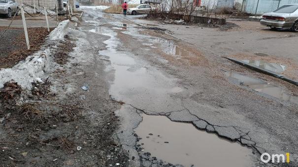 Омичи пожаловались на огромную яму на улице 2-й Мельничной, которая мешает проезду