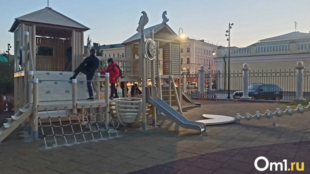 В омском Городском саду появилась детская площадка с ладьёй и скелетом