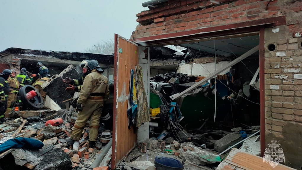 В Новосибирске от сильного взрыва газового баллона пострадали 10 гаражей. ФОТО