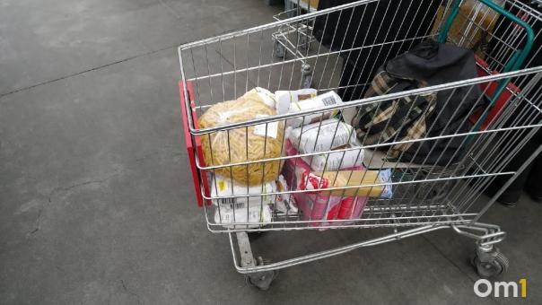 Омская полиция разыскивает подростков, которые закупались в магазине по чужой карте