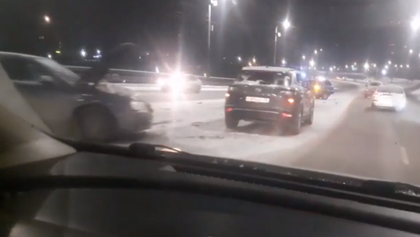 На Метромосту в Омске случилась авария с участием нескольких иномарок (ВИДЕО)