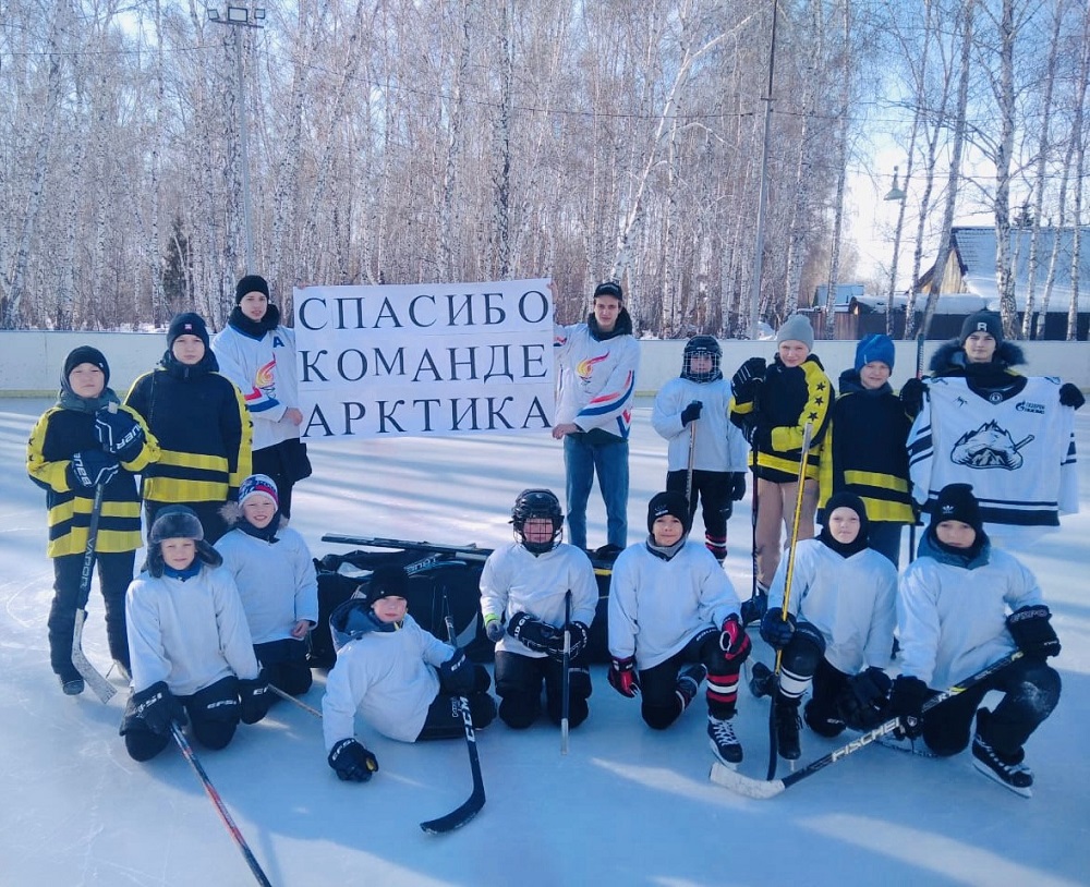 Хоккейное братство, или Как команда «Арктика» юным спортсменам помогает