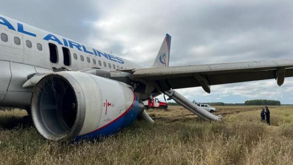 Появились фото с места аварийной посадки самолёта с омичами в поле