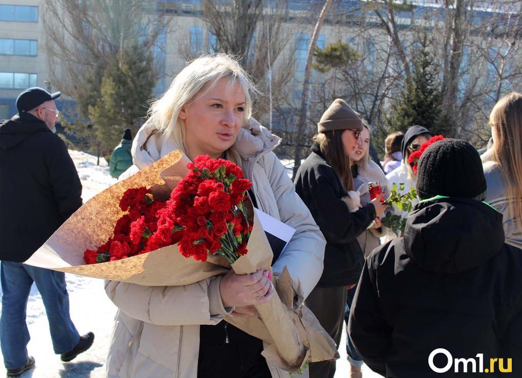 «Такое зло свершилось»: сотни омичей почтили память погибших в «Крокусе»