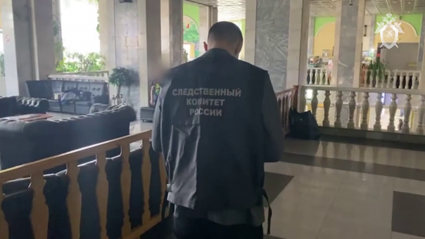 Новосибирец скинул свою маленькую дочь со второго этажа вокзала и попал под поезд, когда пытался сбежать