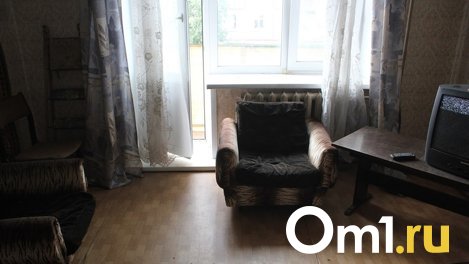 Брызги крови нашли на тюле? В Омске разыскивают неизвестного, который устроил бойню в чужой квартире
