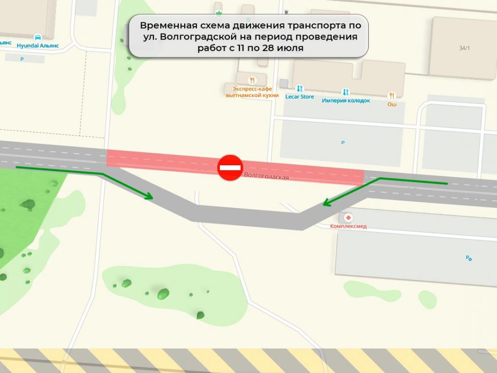 На омской улице изменили схему движения из-за работ по прокладке новой теплотрассы