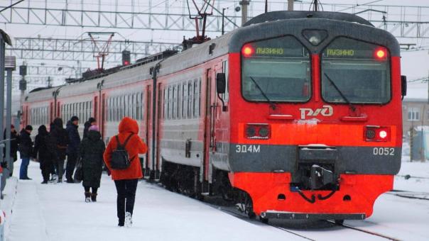 Под Новосибирском электричка застряла на перегоне, пассажиры ждали час