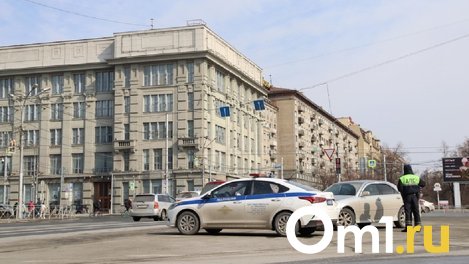 В Омске машина врезалась в кофейню у «Голубого огонька»