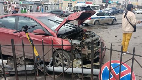 В Омске из-за столкновения на дороге иномарку вынесло на тротуар с пешеходами