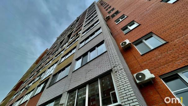 В Омске 10-летняя девочка выпала из окна, пока разговаривала по телефону
