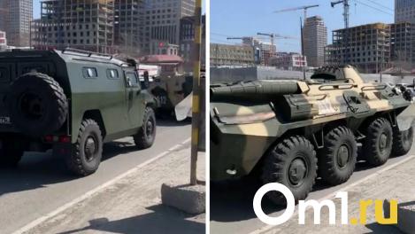 Колонна БТР проехала по Новосибирску в сопровождении полиции