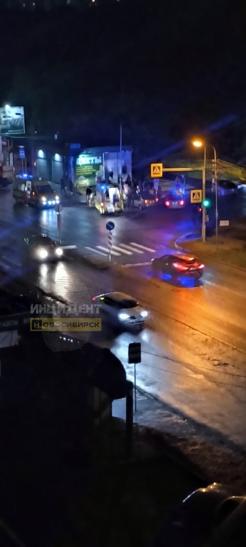 Водитель иномарки сбил 22-летнюю девушку на пешеходном переходе в Новосибирске
