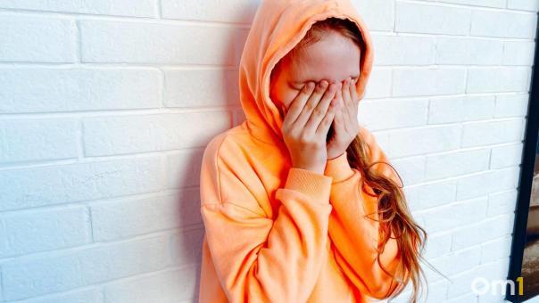 Отлупила на глазах у пациентов: в новосибирской больнице женщина избила маленькую дочь